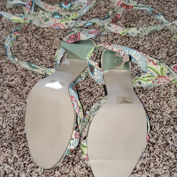 Delicious floral tie up heels - Picture 4 of 7